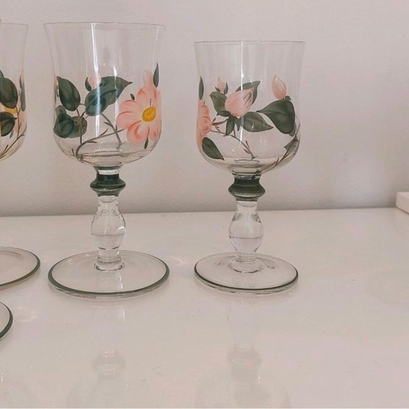 4 Villeroy & Boch Wildrose Wine Glasses - Rare Find - Picture 2 of 2